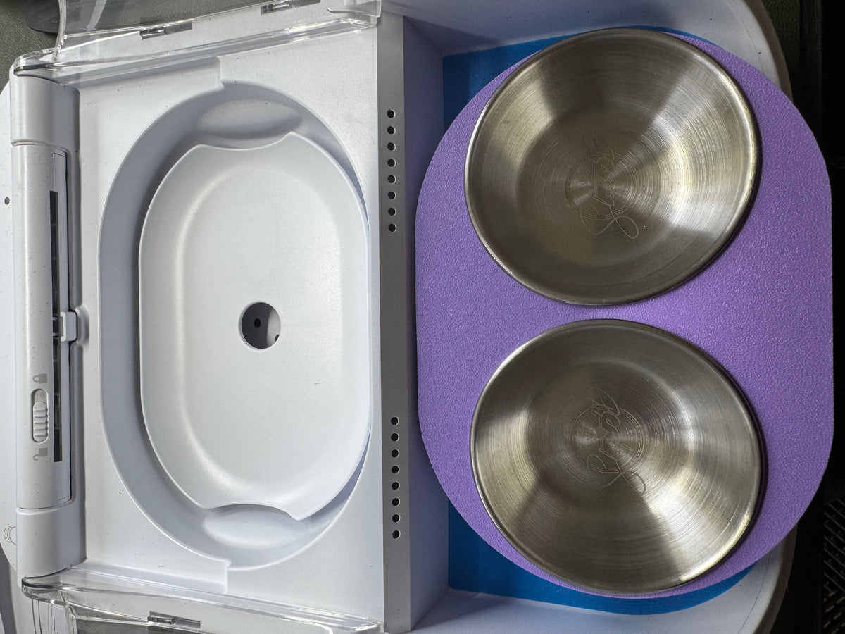 Standard twin bowl adaptor for SureFeed Connect with two bowls, removed from the feeder