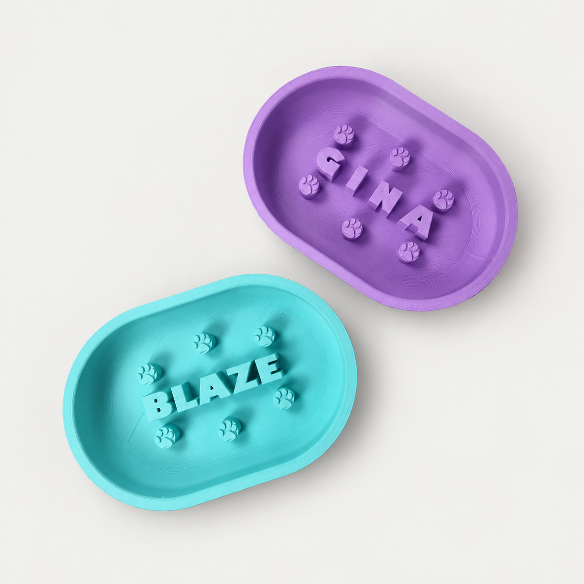 Personalisierte Slowfeeder GINA in Lila und BLAZE in Türkis mit Pfotenmotiven