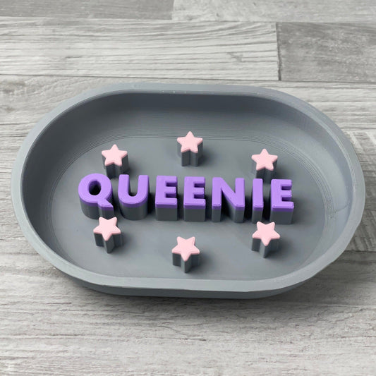 Grauer personalisierter Slowfeeder mit violettem Namen QUEENIE und rosa Sternen