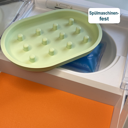 Hellgrüner spülmaschinenfester flacher Slowfeeder über Kühlpad. Kühlpad separat von Hand reinigen.
