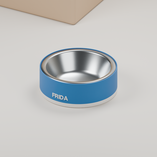 3D rendering: SAUM bowl holder with a smooth surface, 40 mm high, blue with white trim and the name FRIDA, with an illustrative stainless steel insert.