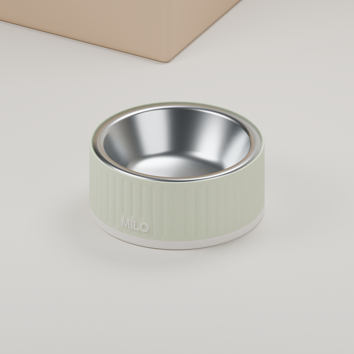3D-Rendering: SAUM Napfhalter, Muster Rillen, 50 mm hoch, Hellgrün mit weißem Saum und Name MILO, mit illustrativem Edelstahleinsatz.