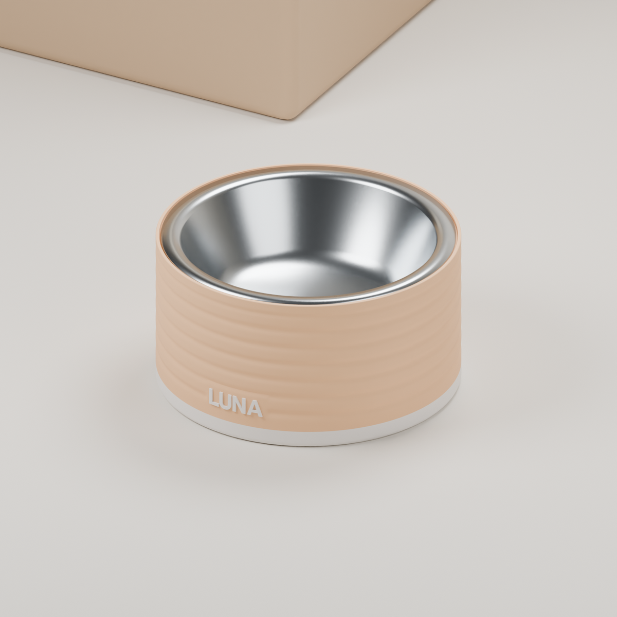 3D-Rendering: SAUM Napfhalter, Muster Ringe, 60 mm hoch, Pfirsich mit weißem Saum und Name LUNA, mit illustrativem Edelstahleinsatz.