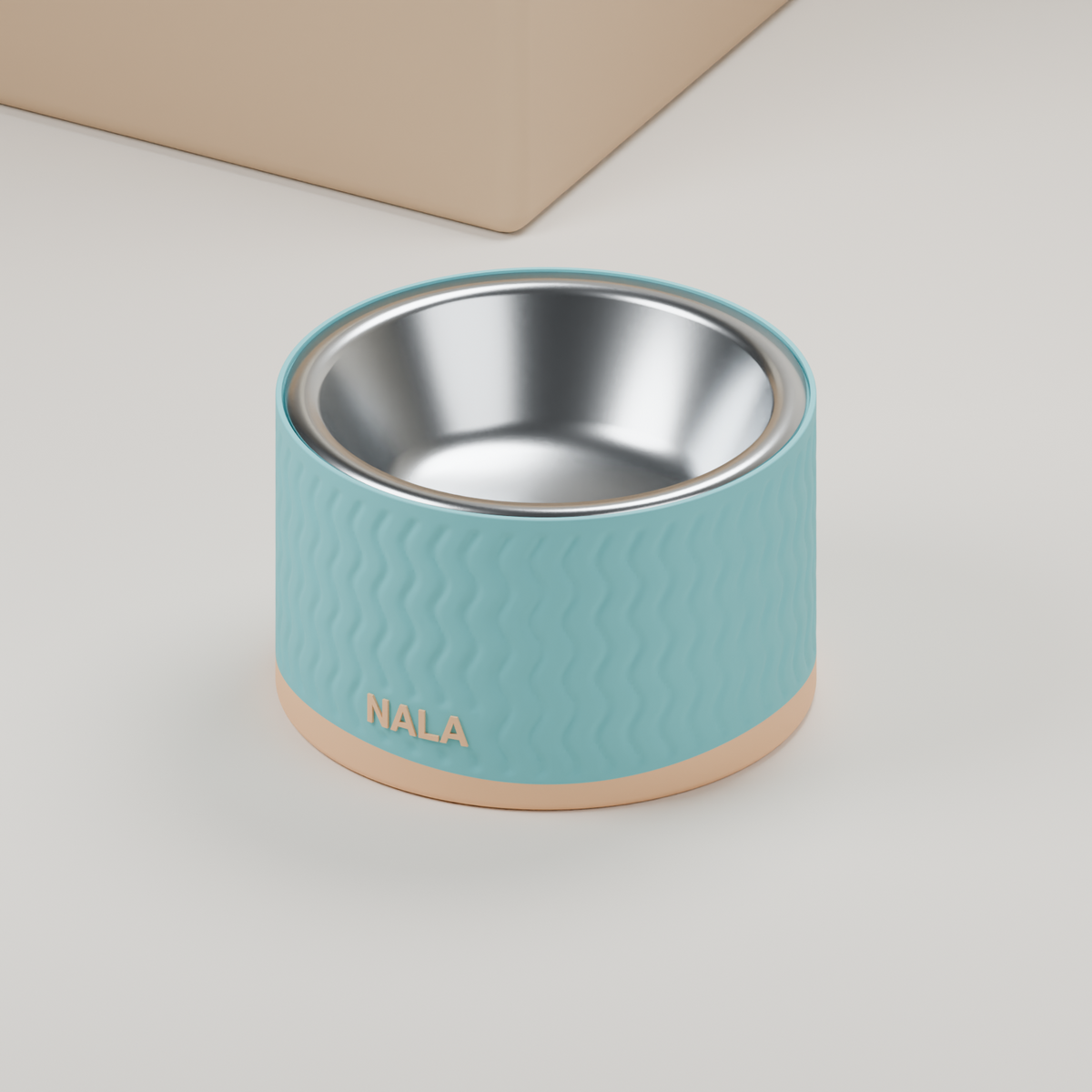 3D-Rendering: SAUM Napfhalter, Muster Wellen, 70 mm hoch, Türkis mit pfirsichfarbenem Saum und Name NALA, mit illustrativem Edelstahleinsatz.